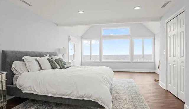 Cozy Ocean Front Retreat with Private Beach! in Milford