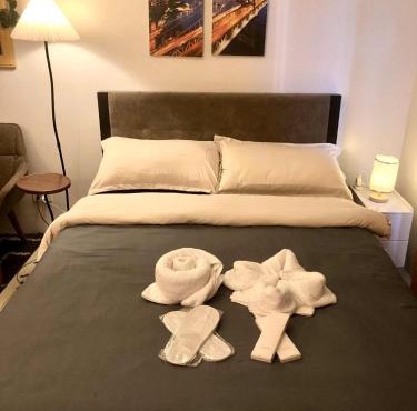 Cozy Staycation in Pioneer Woodland Mandaluyong