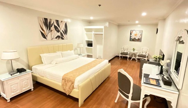 Crown Royale Hotel