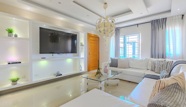 Deluxe 3BD gated Apt near Colegio Iberia with pool