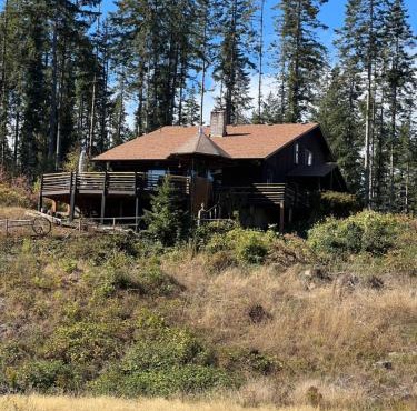Deluxe Chalet Retreat near U of O Eugene OR Large groups welcome sleeps 16 Pet stay Free in Junction City
