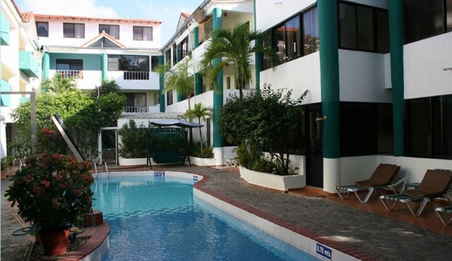 Dowtown guest-friendly hotel room steps from all shops/bars/beaches