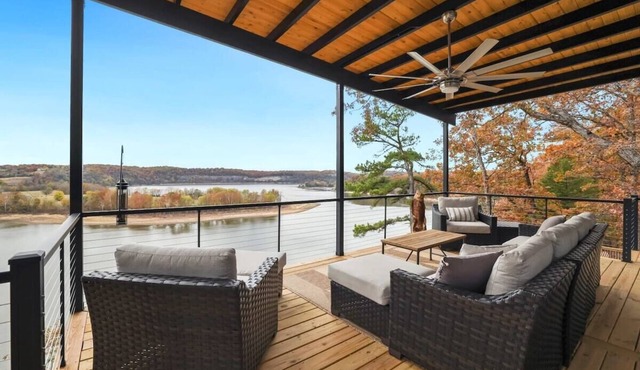 Eagles Bluff - Views of Beaver Lake in Springdale