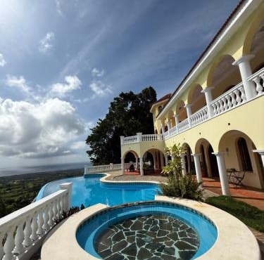 El Castillo Tropical Cabrera