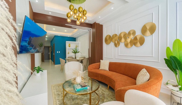 Elegant, Finely Decorated City Center 2 Bdrm Condo, Pool, Near All