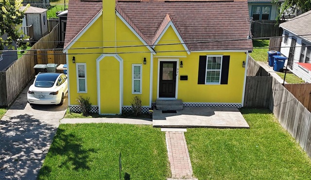 Entire 2-bedroom house in Corpus Christi with CAL KING BED,EV-CHARG AC, WiFi in Corpus Christi