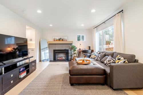 Entire place 2br light rail to FIFA with yard and AC and EV charging in Seattle