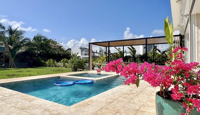 Espectacular Villa Pool & Golf, Metro Country Club