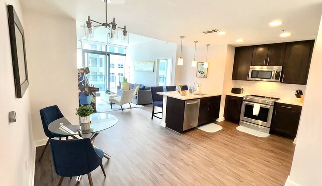 Executive 3BR Buckhead Penthouse/Pool/Balcony/Walk to Lenox,Phipps Plaza & Marta in Atlanta