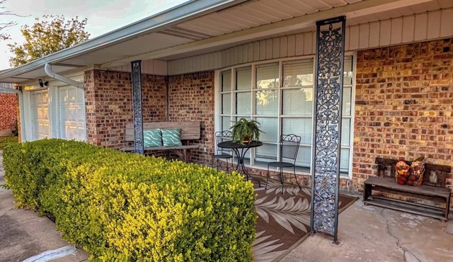 Experience farmhouse charm in this spacious 4-bedroom ranch retreat in Gainesville. Just minutes from downtown, the Frank Buck Zoo, and local parks, this cozy getaway sleeps up to 10 guests. Enjoy a bright open layout, comfortable country-style livin in Gainesville