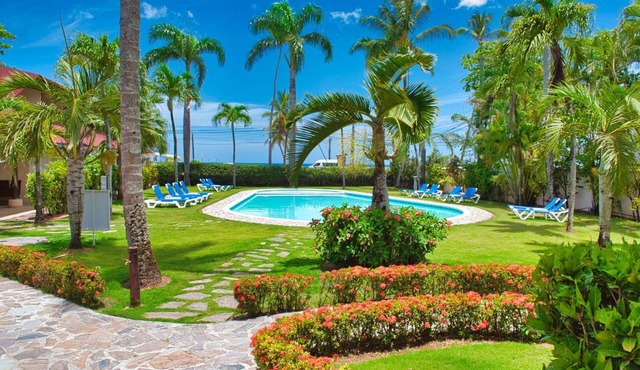 Family apartment with pool and central location