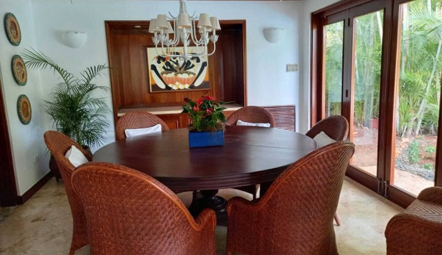 Five Bedroom house Central Location just a short walk from Minitas Beach