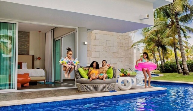 Flat Swim-Up Suite w/King Bed, Direct Pool Access, Round Day Bed ALL-INCLUSIVE