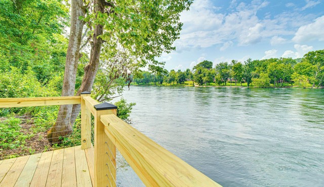 Flippin Home w/Deck & Grill: Steps to White River in Flippin