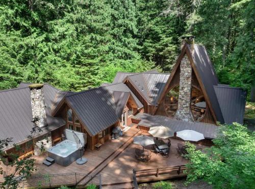 Forrest Lodge Large Private Luxury w Hot Tub in Rhododendron