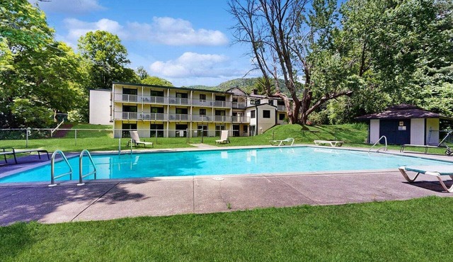 Four Season Connecting Condos: seasonal pool, ski, hike & golf in Warren