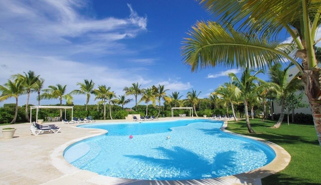 Fully equipped apartment overlooking golf course at luxury beach resort