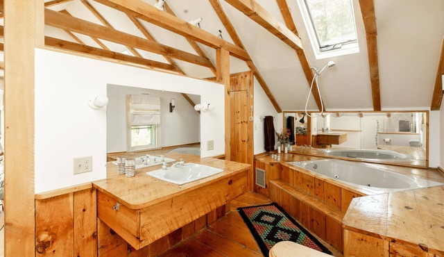 Funky abode with a fireplace place for a small family or artists- pet-friendly! in Durham