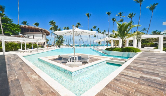 Gorgeous 3 bedroom condo in a beachfront Community