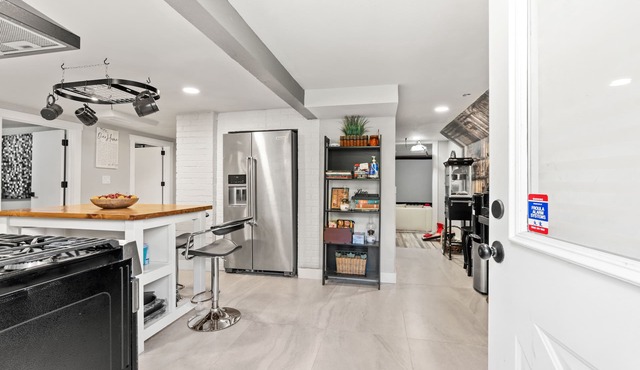 Gorgeous basement apt. w/chef kitchen, SPA bath, movie theater, hot tub & sauna in Tukwila