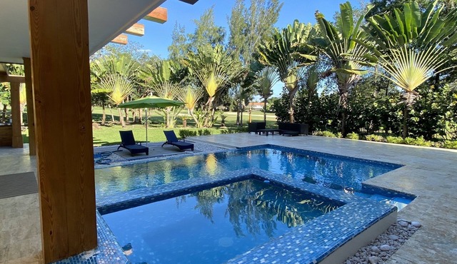 Gorgeous Modern Vila, spectacular golf course view, very spacious.
