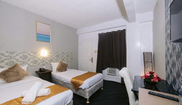 Grand Peninsula Suites