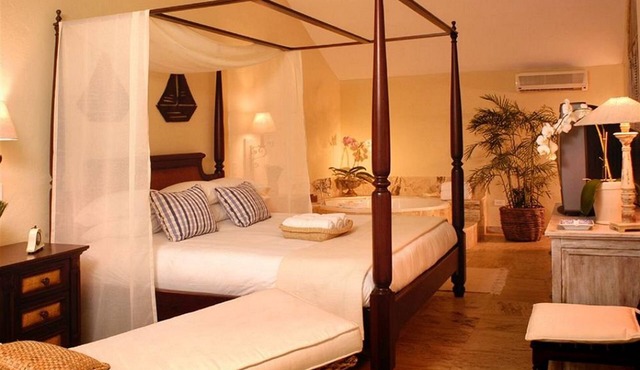 Guest-friendly hotel room steps from beach&bars, with sea views