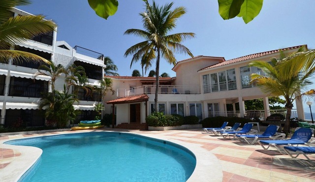 Guest-friendly room in beachfront residence, pool/WiFi/AC/Cable TV, near all