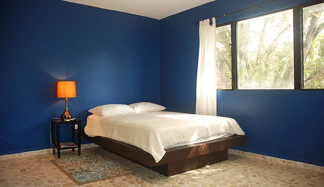 Guest-friendly room, pool/WiFi/cable TV/parking