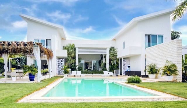 Hacienda 51: Serene lakefront & golf view villa w/staff & golf cart