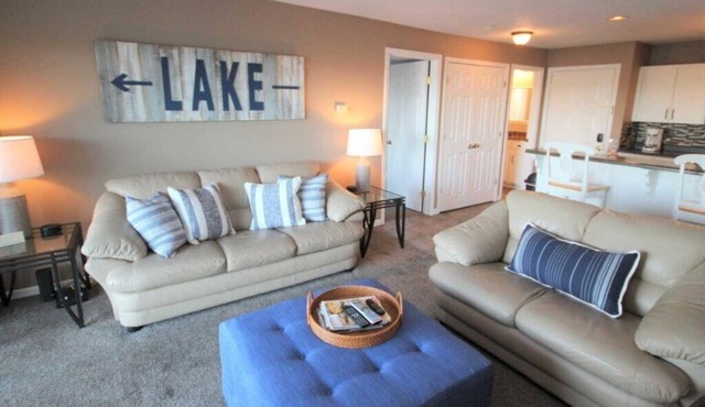 Hawks Nest Condo - Beutiful Lake View! Walk in - no steps! - 2 Full Beds - Best Price & Location! in Osage Beach