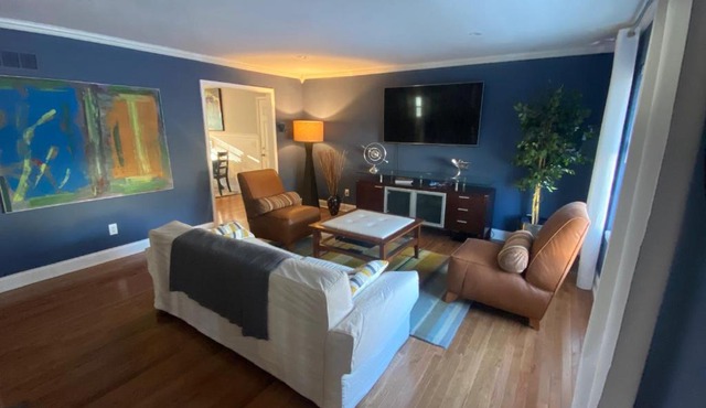 Here It Is! Cool Cape Cod-3 BR-2.5 Bath-12 Guests in Olathe