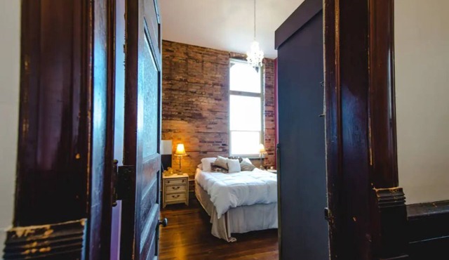 Historic Suite Overlooking Downtown. Located above a Museum! Claw foot tub. n in El Paso