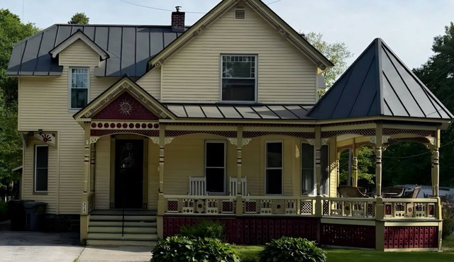 Historic Victorian Estate 4 Bed 2 Bath Fast Wifi in Fair Haven