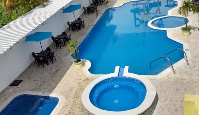 Hotel pool city