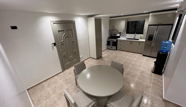House 5 mins from Monument with free parking
