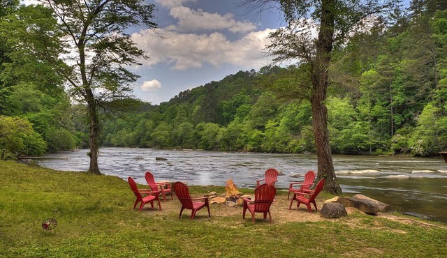 Hunter's Lodge, a pet-friendly riverfront cabin, complete with a pool table, lit basketball court, fire pit, dock, and WiFi in Ellijay