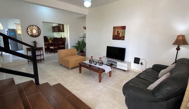 Ideal House for Families: Open Spaces, Equipped Kitchen and Secure Parking.