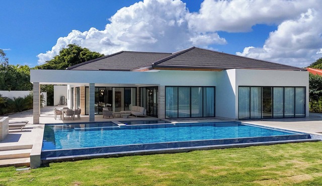 Impressive villa in located in a country house for vacation.