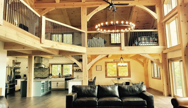Killington Timber Frame House - Hot Tub - 5 min to mountain! in Killington