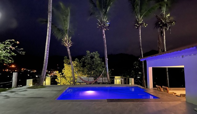 King Ranch villas - hilltop cabin with 22 person jacuzzi