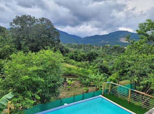 La Casa Grande-Piscina con vista y yarda verde