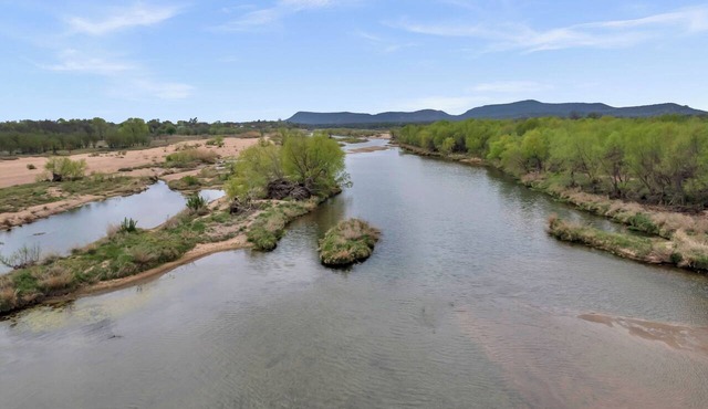 Lake LBJ Waterfront on the Beautiful Llano River, Sandy Beach, Sleeps 6 in Kingsland
