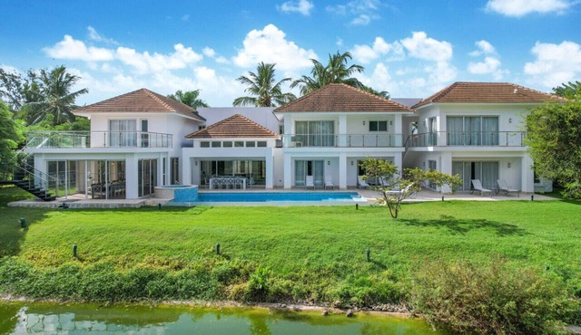 Lake View: Lake/golf view villa with full staff, pool, Jacuzzi & pool table