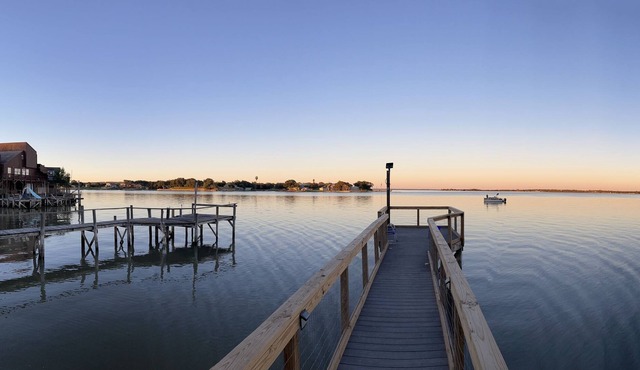 Lakefront Home - Dock, Boat Ramp, Fishing, Views, Swim, Pool Table, Sleeps 8 in Sandia