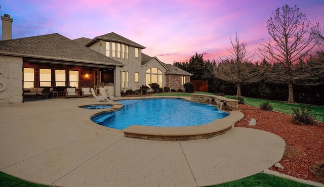 Lakefront Mansion with Pool and Cinema in Rowlett