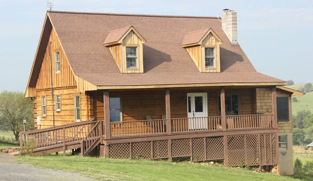 Log Inn to the Farm in the Heart of the Shenandoah Valley in Broadway