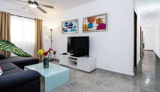 Lovely 3BR House at a Colonial Zone Park