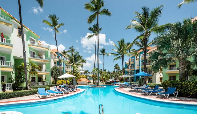 Lovely Spacious Condo with Pool View, Close to Beaches and Shops!