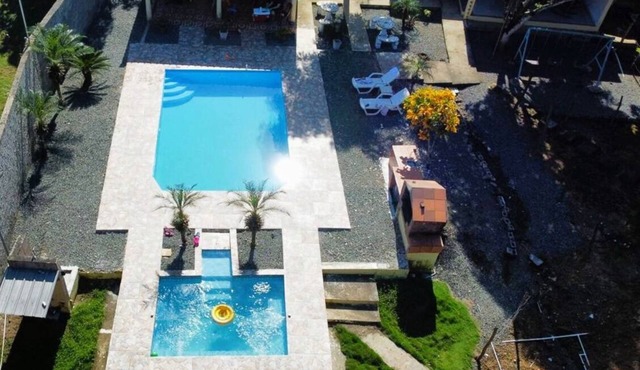 lugar lleno de paz con 4 habitaciones, piscina y rio dentro de la propiedad
